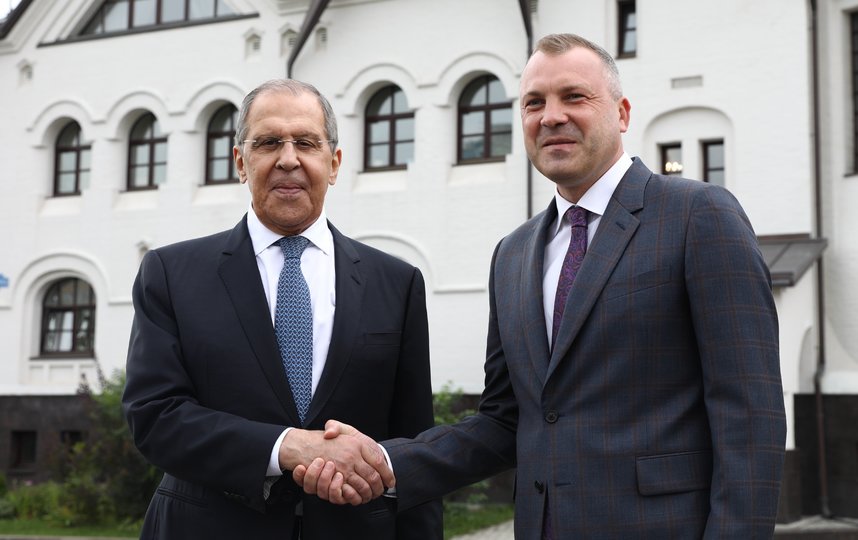 Министр иностранных дел РФ Сергей Лавров и тележурналист Евгений Попов. Фото Агентство «Москва»