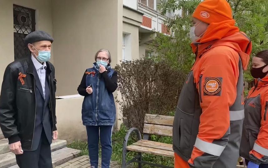 Координатор отряда "ЛизаАлерт" Леонов поздравил с Днем Победы ветерана, которому волонтеры в прошлом году спасли жизнь