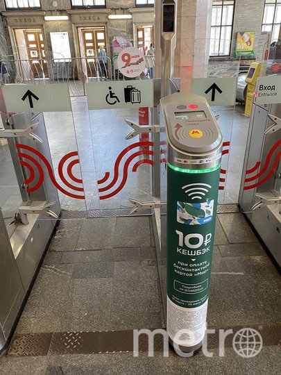 Оплатить проезд с помощью приложения Mir Pay или Samsung Pay с привязанной картой «Мир»  можно на турникетах, отмеченных стикерами о приеме банковских карт. Фото "Metro"