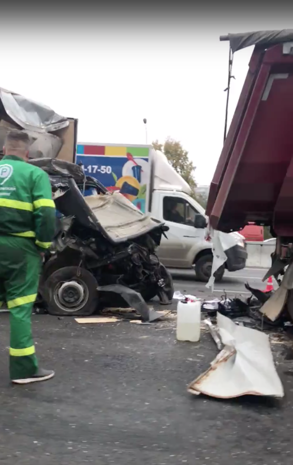 Два человека погибли в жуткой аварии с двумя грузовиками на МКАД