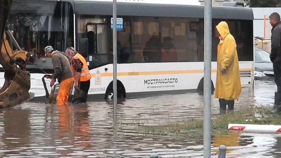 Последствия подтопления возле аэропорта Шереметьево. Фото агентство "Москва".