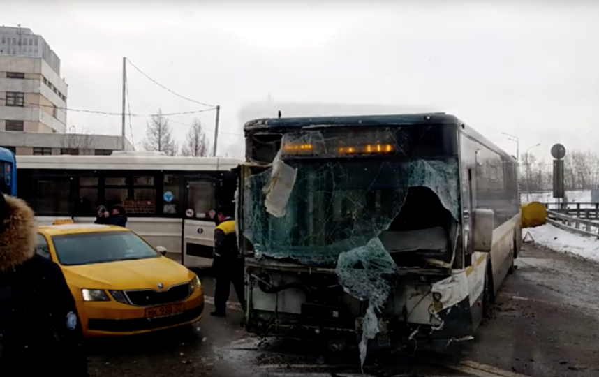 Два автобуса столкнулись у станции метро "Выхино" в Москве