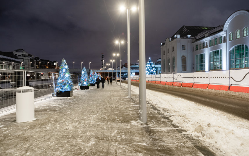 Дом культуры “ГЭС-2” на Болотной набережной – новый дом фонда V–A–C – на днях представил свою новогоднюю декорацию. Фото Глеб Леонов