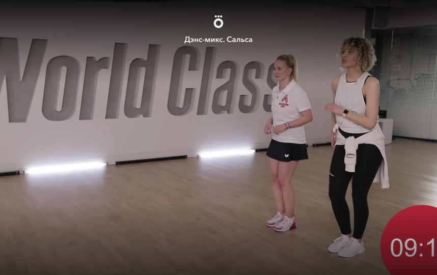 Чемпионка России по настольному теннису Яна Носкова учится сальсе у Виты Поршиной. Фото скриншот видео https://okko.tv/movie/dehns-miks-salsa/play