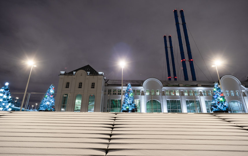 Дом культуры “ГЭС-2” на Болотной набережной – новый дом фонда V–A–C – на днях представил свою новогоднюю декорацию. Фото Глеб Леонов