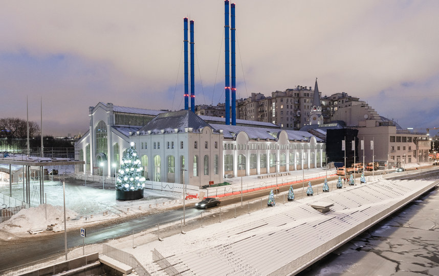 Дом культуры "ГЭС-2" на Болотной представил новогоднюю декорацию