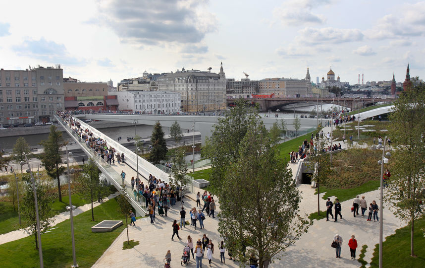 Двое экстремалов прыгнули в Москву-реку с моста в "Зарядье"