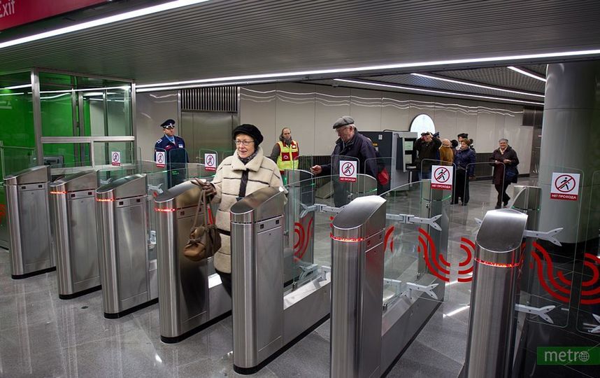 Движение поездов на салатовой ветке метро Москвы восстановили. Фото Василий Кузьмичёнок