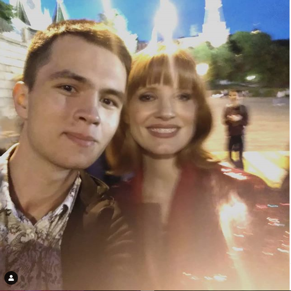 Джессика Честейн с фанатами в Москве. Фото скриншот instagram.com/pushkintwo/