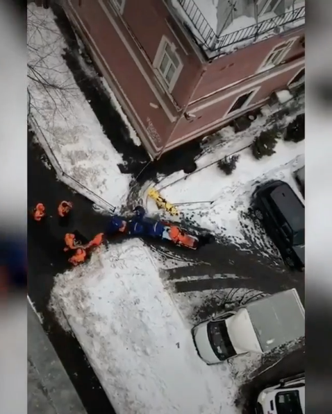 Уборка снега с крыш: цены в Москве | Очистка кровли от снега | РСК 24