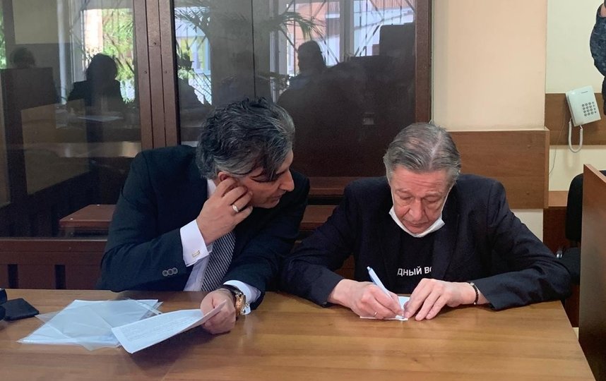 Актер Михаил Ефремов с адвокатом Эльманом Пашаевым. Фото АГН "Москва"