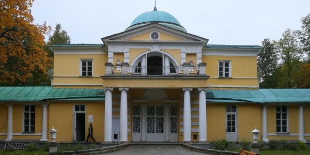 В здании усадьбы "Братцево" до сих пор работает столовая, в которую в студенческие времена Дмитрий приглашал на свидания девушек.