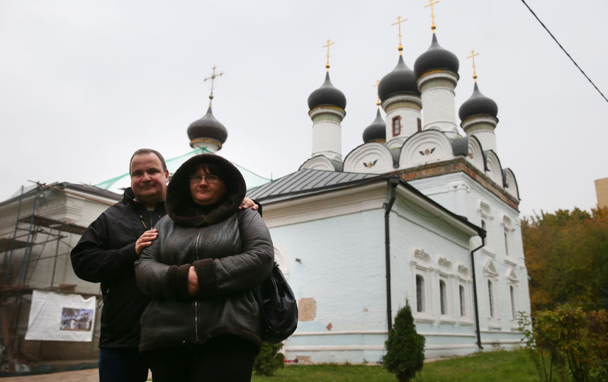 Дмитрий и Ольга перед каждым путешествием обязательно заезжают в церковь Покрова Пресвятой Богородицы в Братцеве. Фото Василий Кузьмичёнок