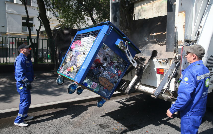 С января 2020 года в каждом дворе появятся синие баки (как на фото) для вторсырья и серые – для смешанных отходов. Фото Василий Кузьмичёнок
