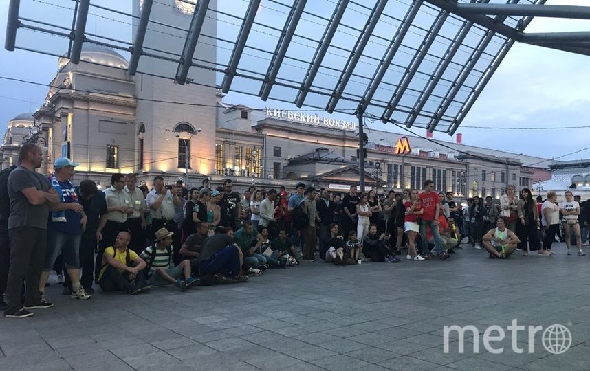 Фан-зона на Воробьёвых горах переполнена: матч Россия – Египет смотрят на экранах "Европейского"