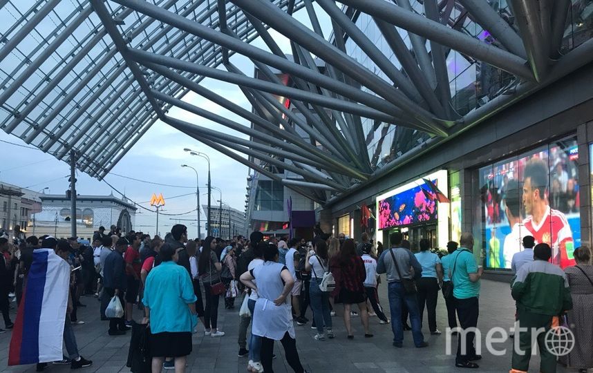 Люди смотрят матч Россия – Египет на экранах ТЦ "Европейский". Фото Мария Беленькая, "Metro"