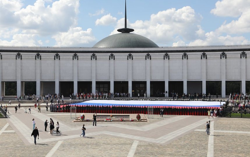 Огромный триколор развернули у Музея Победы в День Государственного флага. Фото АГН "Москва" | Сандурская Софья