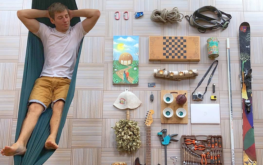 Лёжа в гамаке, свой джентльменский набор продемонстрировал продавец гамаков – житель Подмосковья Дмитрий Король. Фото скриншот instagram @dimon_king