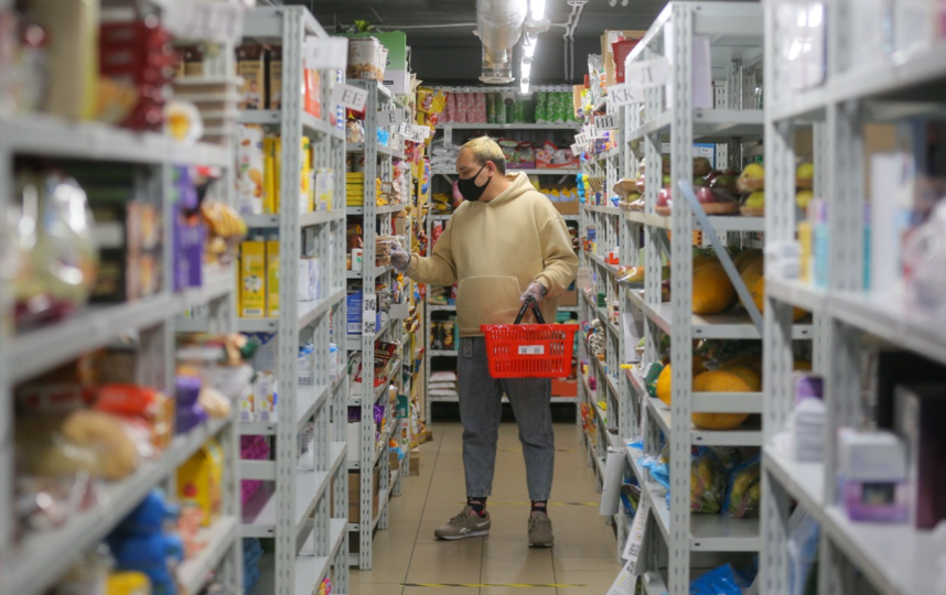 Шерзод уверен, что курьер, выполняющий доставки из  Яндекс.Лавки, сможет, как и он, зарабатывать по три тысячи в день и сегодня.