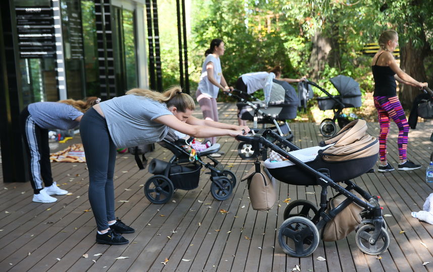 Фитнес-инструктор из Москвы открыла в парке «Левобережный» тренировочный клуб для мам с колясками. Фото Василий Кузьмичёнок
