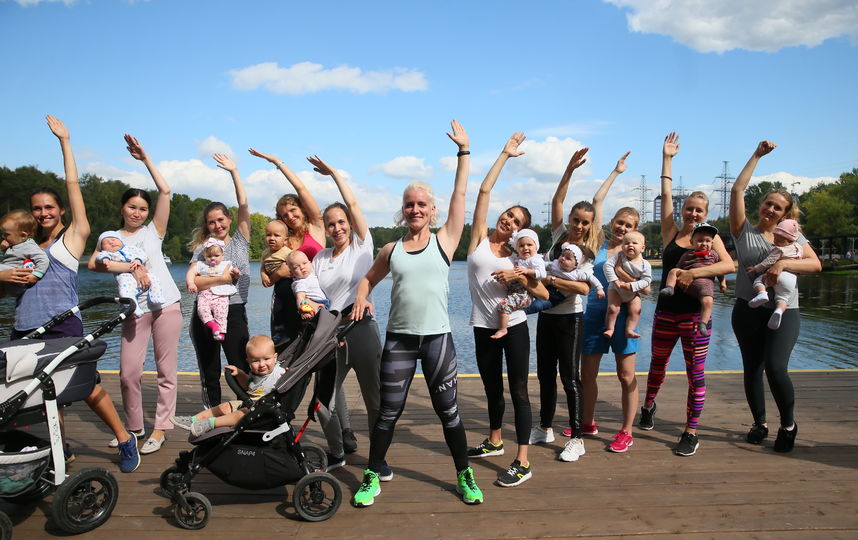 Фитнес-инструктор из Москвы открыла в парке «Левобережный» тренировочный клуб для мам с колясками. Фото Василий Кузьмичёнок