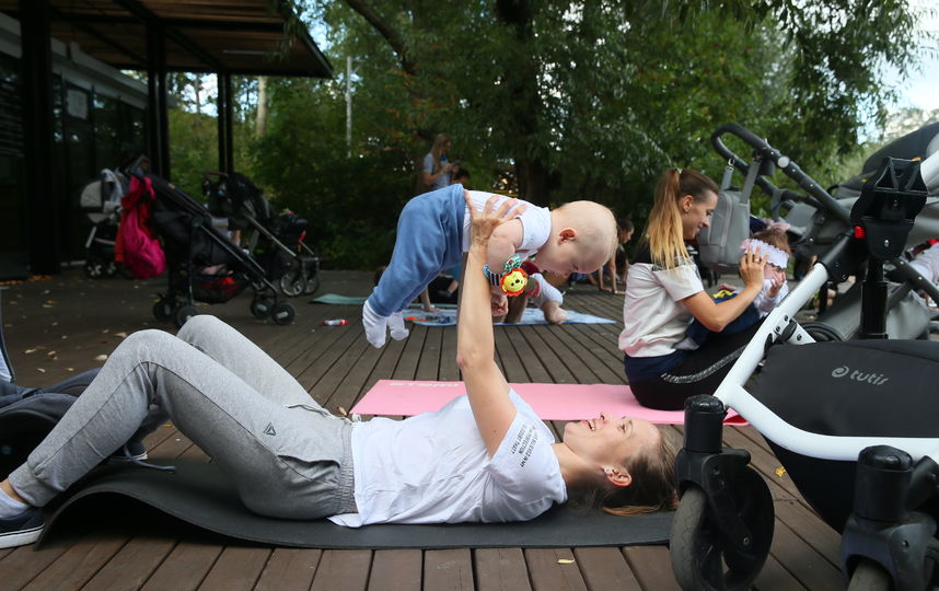 Фитнес-инструктор из Москвы открыла в парке «Левобережный» тренировочный клуб для мам с колясками. Фото Василий Кузьмичёнок