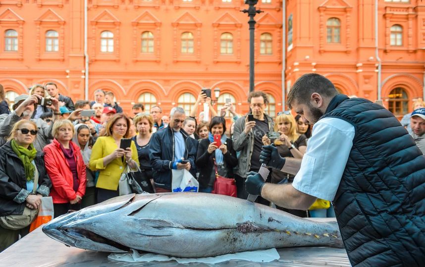 Для посетителей фестиваля подготовили рыбку большую и маленькую. Фото moscowseasons.com