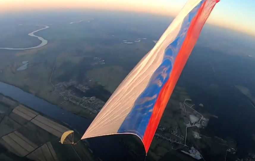 Вес флага составил почти 100 кг. Фото Александр Валеев, Скриншот Youtube