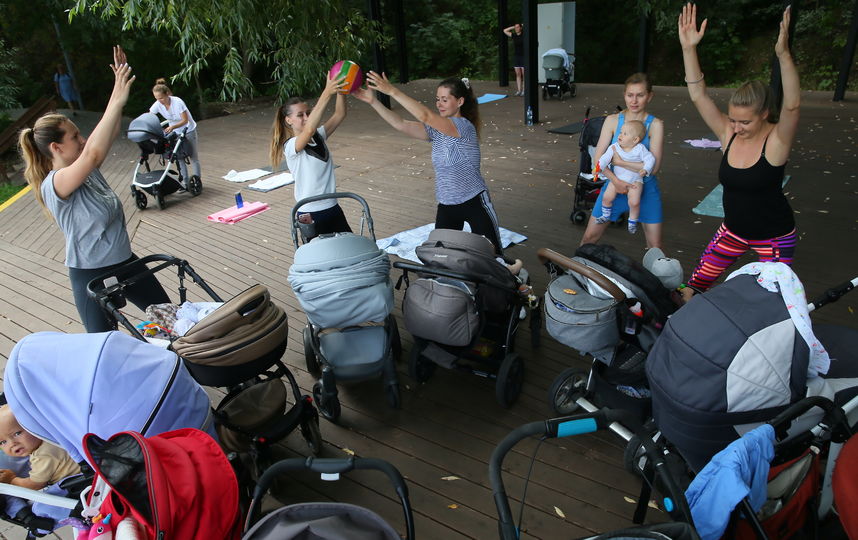 Фитнес-инструктор из Москвы открыла в парке «Левобережный» тренировочный клуб для мам с колясками. Фото Василий Кузьмичёнок