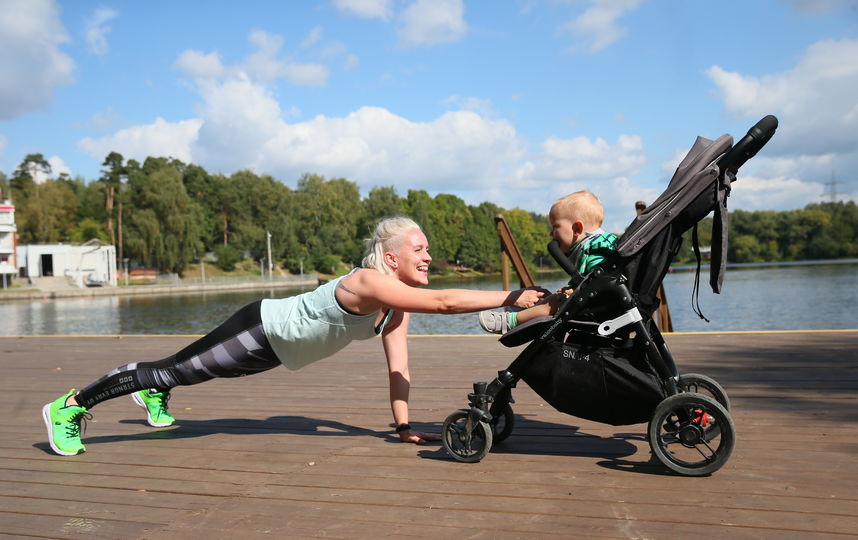 Фитнес-инструктор из Москвы прокачивает мам с колясками