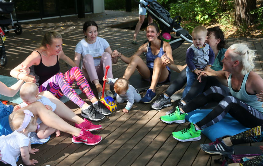 Фитнес-инструктор из Москвы открыла в парке «Левобережный» тренировочный клуб для мам с колясками. Фото Василий Кузьмичёнок