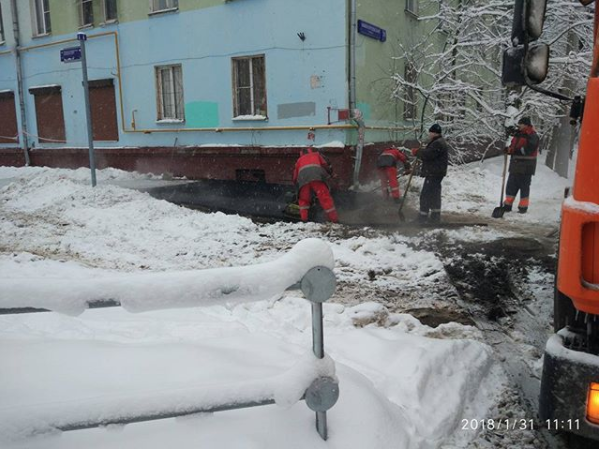 Фото, как кладут асфальт в Москве в снегопад, обсуждают в Сети