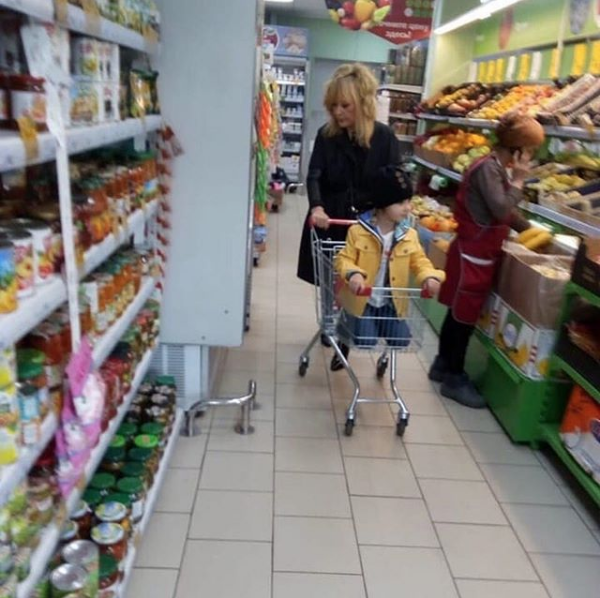 Фото Пугачёвой, покупающей продукты в магазине эконом-класса, вызвало бурную реакцию в Сети