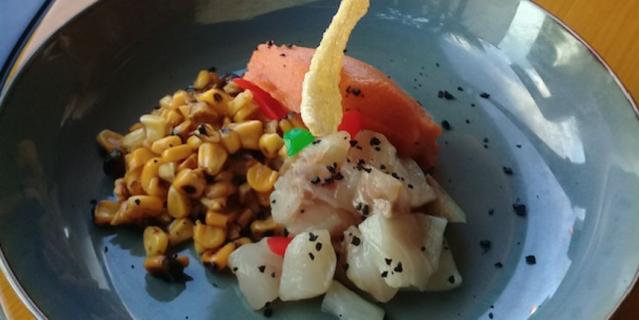 Севиче из красного дорадо, пюре из батата, кукуруза на гриле.