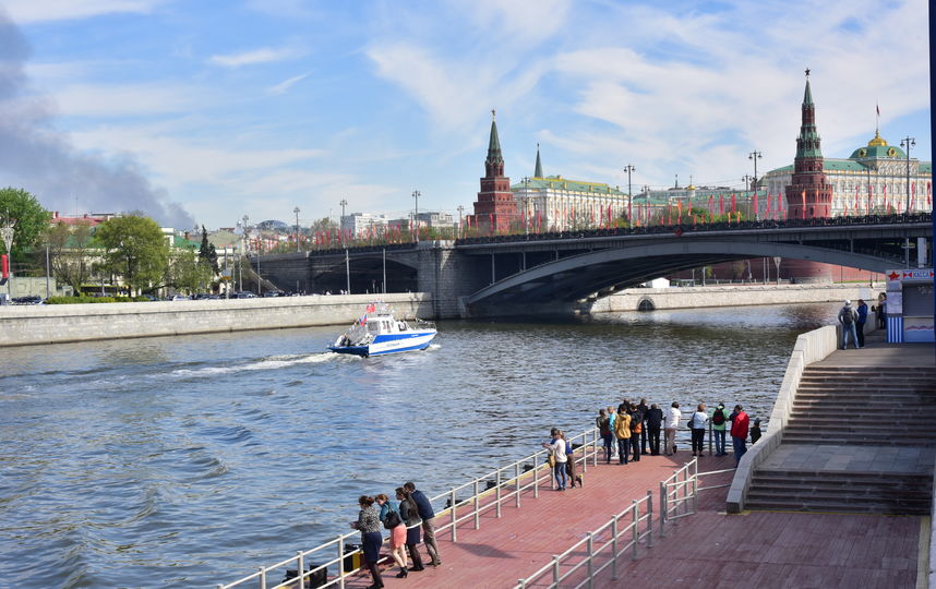 Москвичи в ожидании парада 9 мая в Москве (архивное фото). Фото Василий Кузьмичёнок