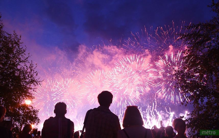 Праздничные фейерверки в этом году запустят с 33 городских площадок. Фото Василий Кузьмичёнок