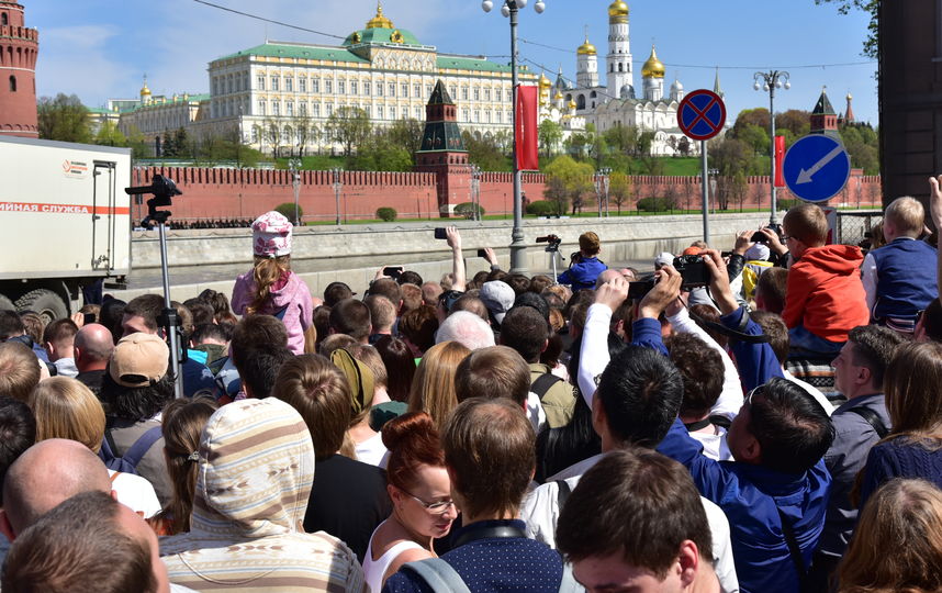 Москвичи в ожидании парада 9 мая в Москве (архивное фото). Фото Василий Кузьмичёнок