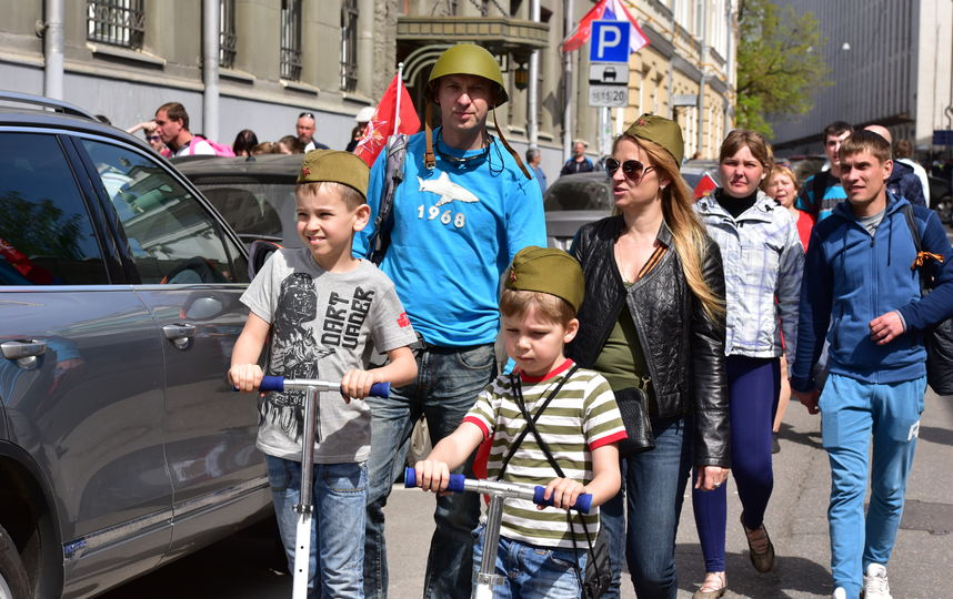 Москвичи в ожидании парада 9 мая в Москве (архивное фото). Фото Василий Кузьмичёнок
