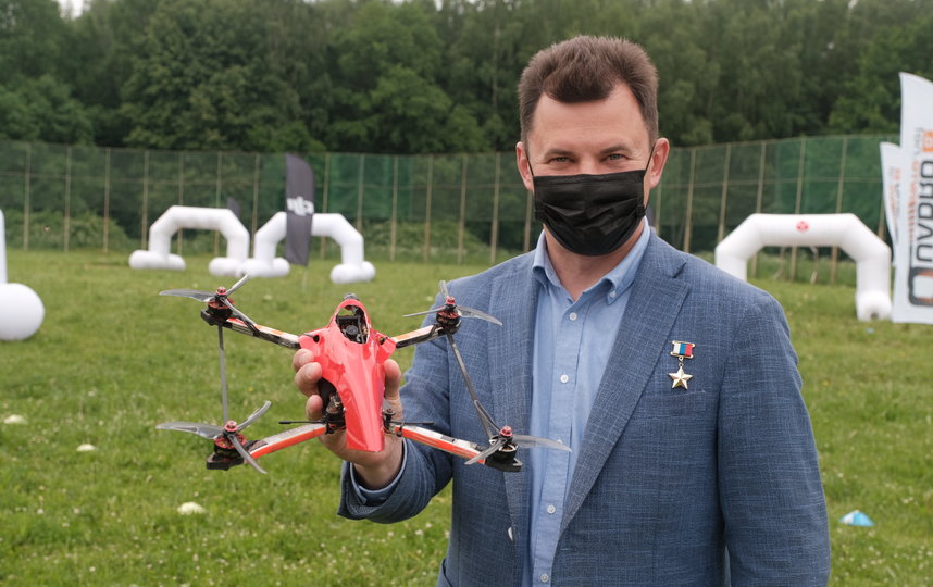 Роман Романенко запустил дрон с надписью "Россия – страна первых"