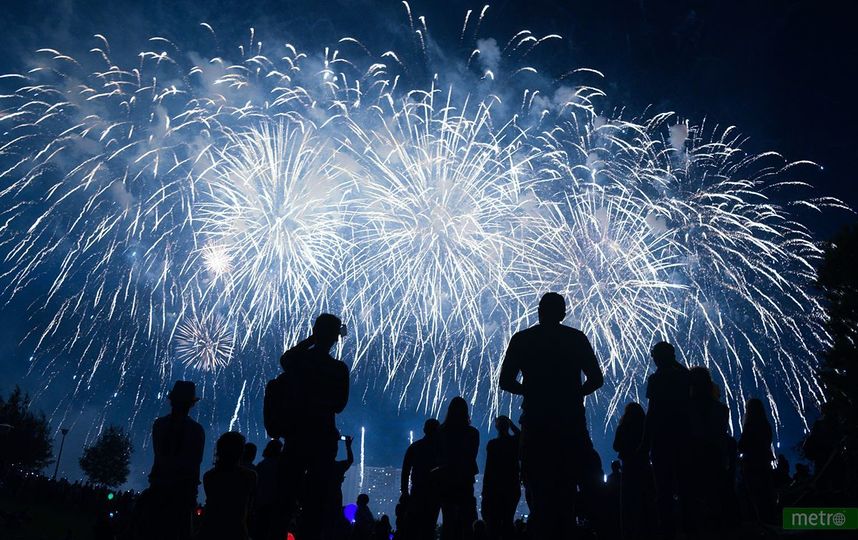 Праздничные фейерверки в этом году запустят с 33 городских площадок. Фото Василий Кузьмичёнок
