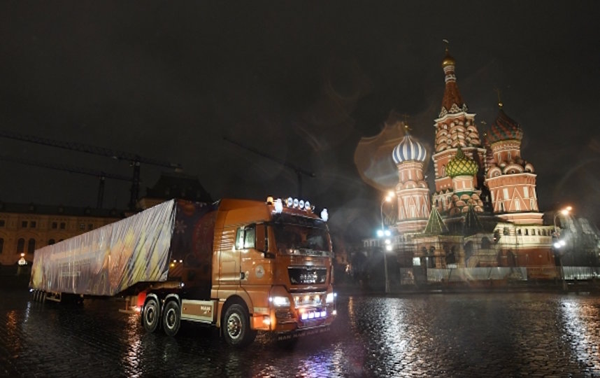 Главную новогоднюю ель страны привезли в Кремль
