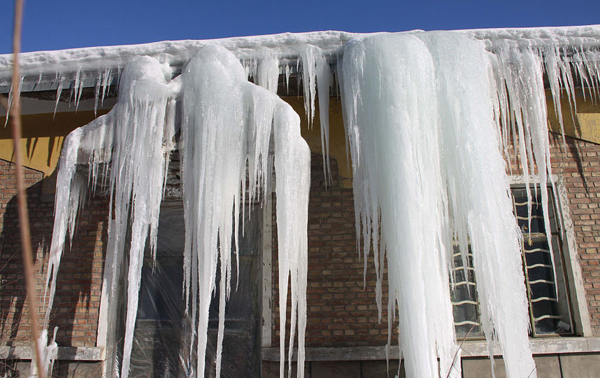 Глыба льда упала на балерину в центре Москвы. Фото Getty