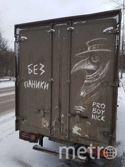 Художник из Москвы изобразил ситуацию с коронавирусом в рисунке на грязном грузовике