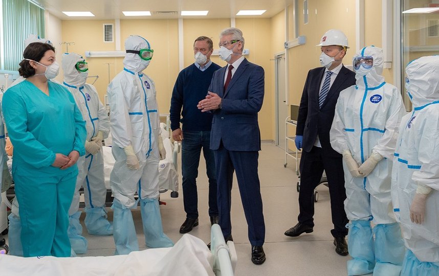 Новая больница в Новой Москве, мэр Москвы Сергей Собянин общается с её сотрудниками. Фото пресс-служба мэра и правительства Москвы: Денис Гришкин