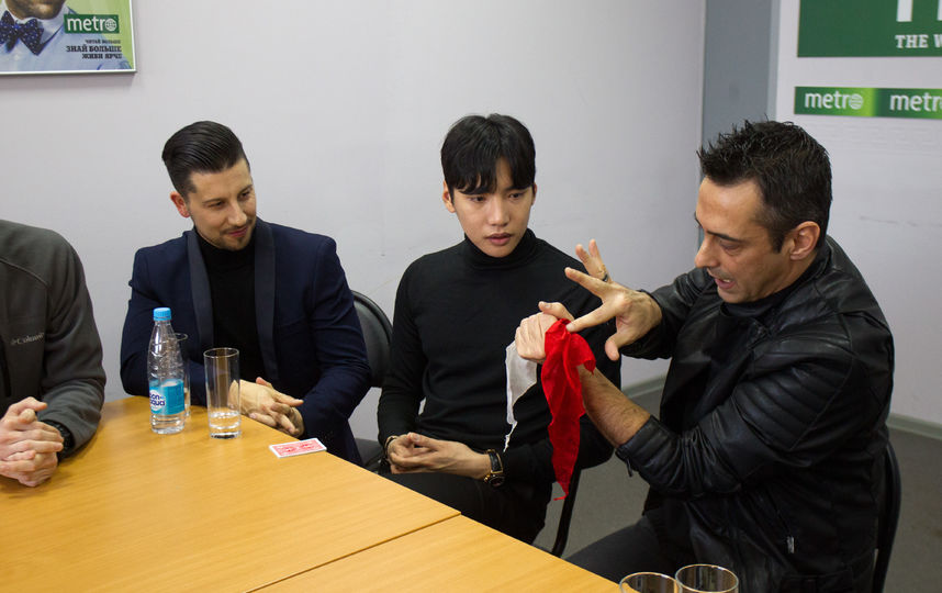 Луиш Де Матош так ловко манипулировал платочками, что никто из нас не смог раскрыть секрет его фокуса. Фото Василий Кузьмичёнок