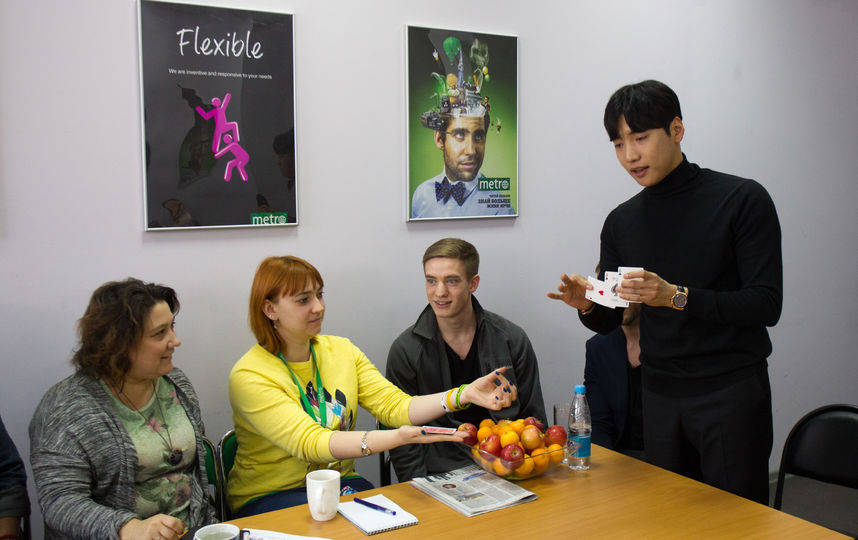 Ю Хо Джин демонстрирует всем нам карты, которые собирается вложить в руки своей ассистентки Ксении. Никакого подвоха мы не заметили. Фото Василий Кузьмичёнок