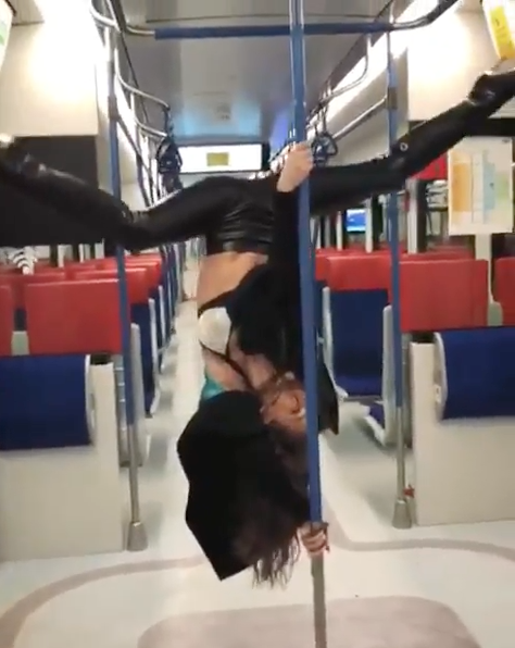 Анастасия Тимербулатова в поезде. Фото скриншот со странички https://www.instagram.com/steysi_tim/