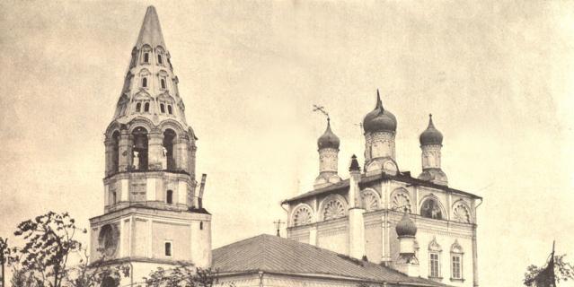Церковь святых Петра и Павла в Лефортове в результате урагана лишилась крестов..