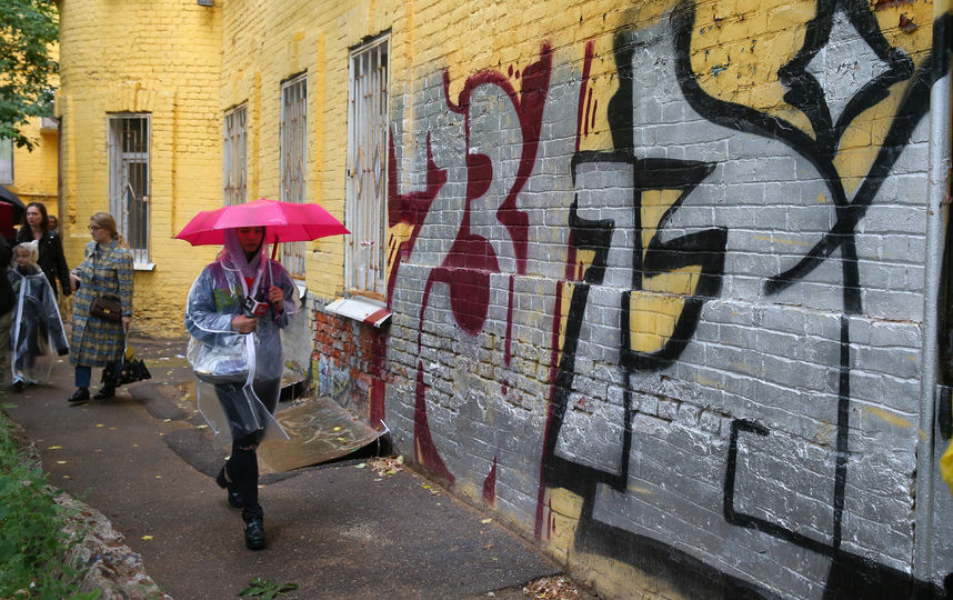 Во дворах между Тверской улицей и Малой Дмитровкой красуются сотни авторских тегов. Фото Василий Кузьмичёнок