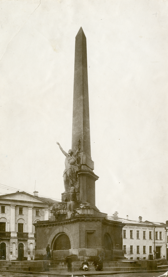 Монумент советской конституции простоял 23 года. Фото Музей Москвы